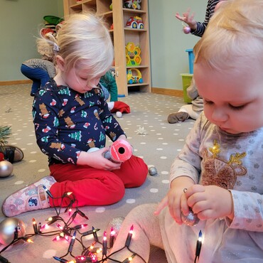 Mali Artyści - Żłobek Warszawa Bemowo Jelonki - strojenie choinki